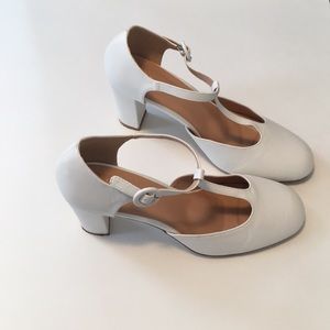 Journee Collection White Pumps sz 10 width M